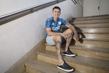 Gabriel Rojas, lateral izquierdo de Racing, muestra el último tatuaje que se hizo de Maradona