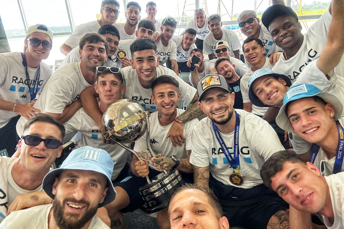 Gabriel Rojas tiene la Copa Sudamericana, pero festeja todo el plantel; la unión del grupo, clave en la conquista del título de Racing