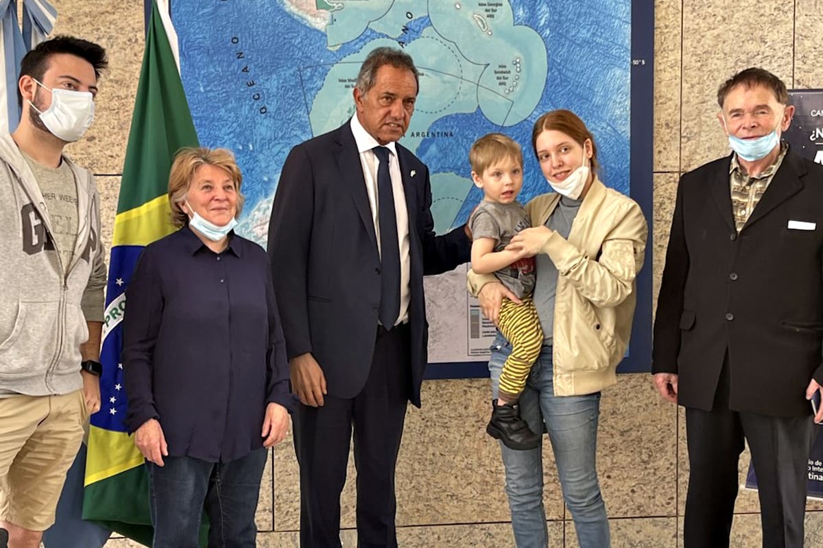 Gabriel Santomero, Olga Trunina, el embajador Daniel Scioli, Gloria Katich y su hijo, y Zinovii, el esposo de Trunina