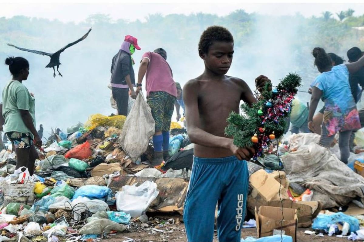 Gabriel Silva, de 12 años, revolvía un basurero en Brasil cuando dio con un pequeño árbol de Navidad que le cambiaría la vida