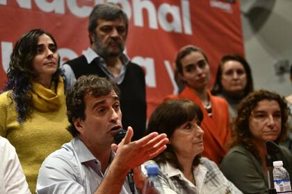 Gabriel Solano en la conferencia de prensa en el Teatro Picadero