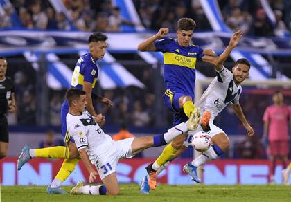 Gabriel Vega cumplió un buen papel; el chico de 19 años y 1,86 metros disputa la pelota con Diego Gómez y Nicolás Garayalde.