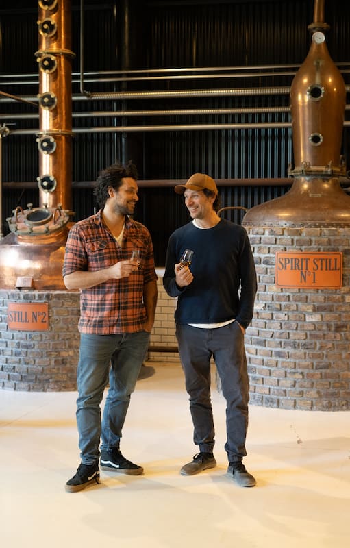 Gabriel y Cristian Williams en la destilería de alta gama que diseñaron