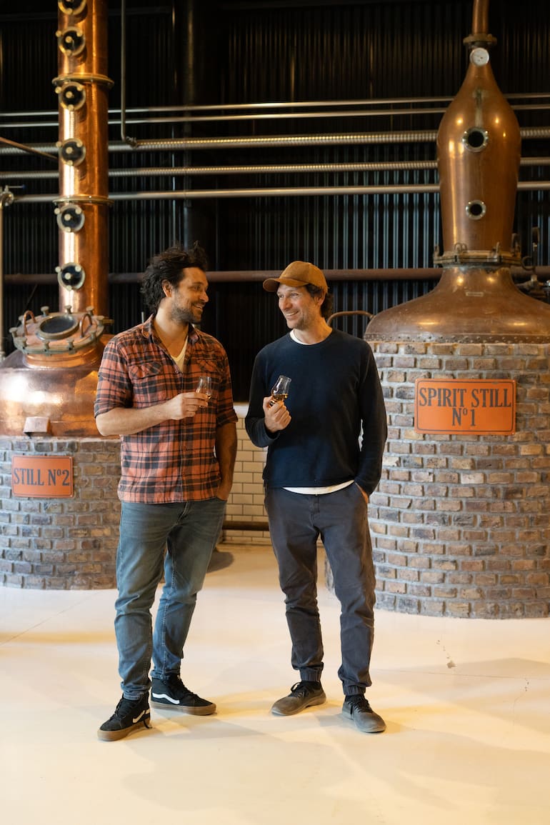 Gabriel y Cristian Williams en la destilería de alta gama que diseñaron