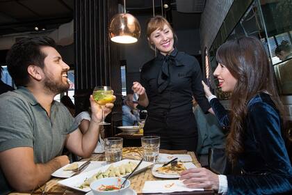 Gabriel y Teresa charlan con Vanina, camarera del restaurante de comida italiana Il Quotidiano