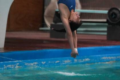 Gabriela Agundez, clavadista mexicana, entrena en la capital de su país el viernes 7 de junio de 2024, con miras a su participación en los Juegos Olímpicos de París (AP Foto/Marco Ugarte)