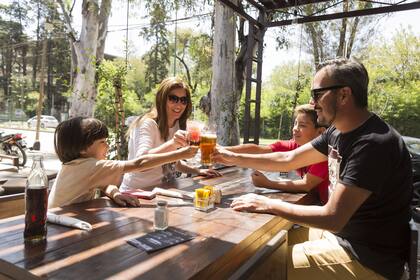 Gabriela Barnes, junto a sus hijos Giuseppe y Gaspar, y a Fabián Benítez, almuerza en Bruce, de Parque Leloir