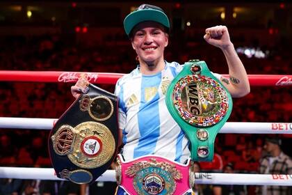 Gabriela Celeste “Chucky” Alaníz y todos sus cinturones, al vencer a Marlen Esparza