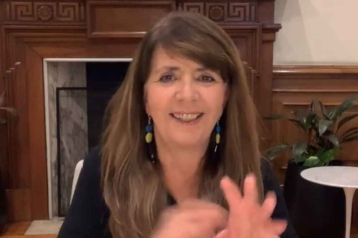 Gabriela Cerruti, durante la transmisión en vivo en la que respondió preguntas de sus seguidores