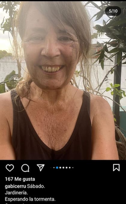 Gabriela Cerruti en su jardín