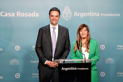 Gabriela Cerruti junto a Manuel Adorni.