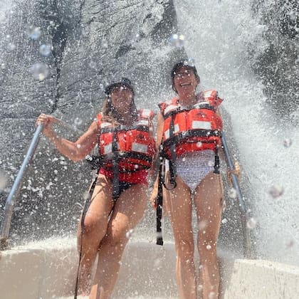 Gabriela Cerruti junto a la periodista María O'Donnell de vacaciones en Misiones.
