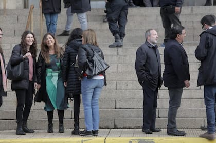 Gabriela Cerrutti y Martín sabbatella al llegar a Comodoro Py