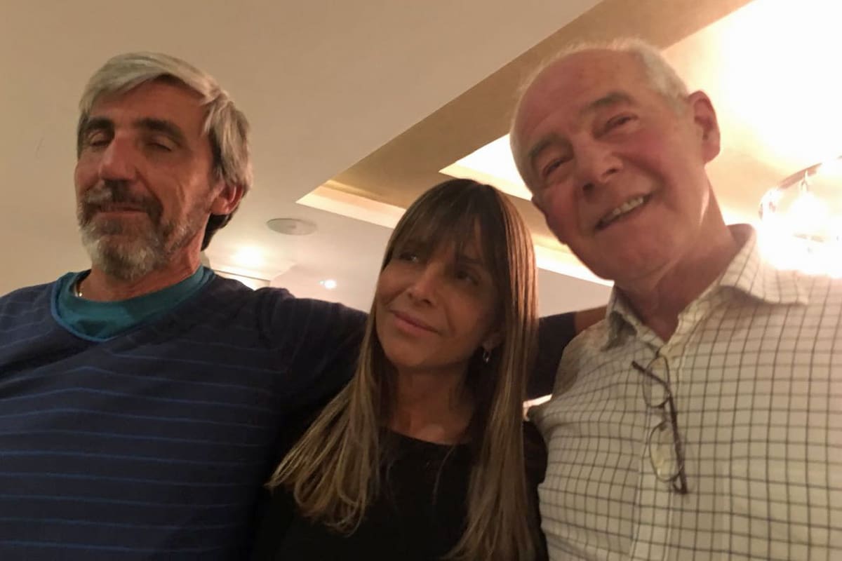 Gabriela Cociffi, junto a los soldados Julio Aro y Geoffrey Cardozo