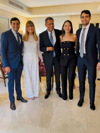Gabriela con sus tres hijos y su ex marido, Imad Shaban. “Hace unos años, nos fuimos todos juntos de vacaciones a la playa… Si nos veían, jamás se hubiesen imaginado el infierno que pasamos. El vínculo que tenemos hoy se dio gracias a que siempre elegí el mayor beneficio para los chicos por sobre los míos”, explica.