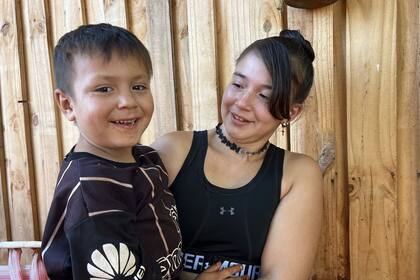 Gabriela Falcón (hermana de Patricia) tuvo a su primer hijo a los 15 años. Como tenía un cuadro de desnutrición, ingresaron a CONIN Virasoro en donde le dieron un tratamiento integral y ayudaron a toda la familia