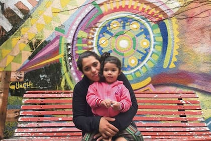 Gabriela Fernández junto a su hija, en una pausa del taller de escritura