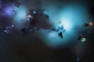 Gabriela Reyes Fuchs, fotógrafa, al observar las cenizas de su padre bajo el microscopio: “Es una prueba visual de que estamos hechos de estrellas”