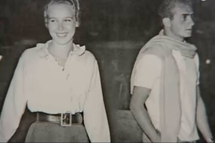 Gabriela fue la primera novia de Juan Carlos.