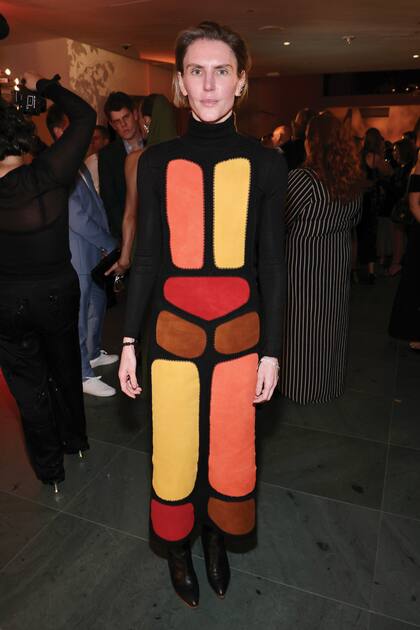 Gabriela Hearst, con un vestido de Chloé, firma que dirige, construido con paneles de gamuza.