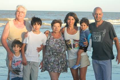 Gabriela junto a sus padres, sus tres hijos y Guillermo, su pareja, todos ellos pilares fundamentales en la lucha por sobrevivir