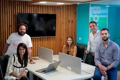 Gabriela Linares (COO), Ignacio Althabe (CTO), María Migoya (Socia), Juan Pablo Derito CEO y Leonel Paletta (CFO), los creadores de la aplicación