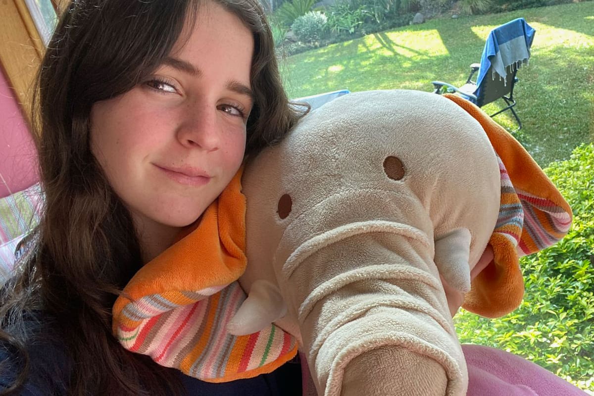 Gabriela Piqueras posa con su elefanta de peluche 'Kika', en su casa de Guatemala