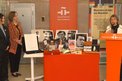 Gabriela Ricardes, Carmen Noguero y Graciela García Romero en el recibimiento de los objetos de María Elena Walsh y Sara Facio que quedarán en la Caja de las Letras del Instituto Cervantes