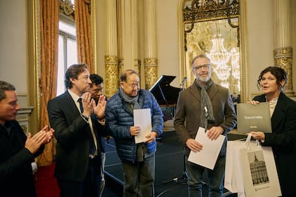 Gabriela Ricardes hizo entrega de los diplomas de "huéspedes de honor de la ciudad de Buenos Aires" a Mo Yan y a Martínez Siccardi, que lo recibió en nombre de Coetzee
