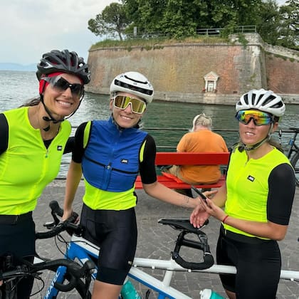 Gabriela Sabatini en compañía de ciclistas argentinos