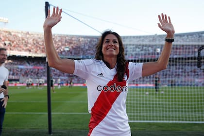 Gabriela Sabatini en la cancha de River