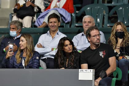 Gabriela Sabatini, infaltable, observa el partido que disputan Del Potro y Delbonis en el Lawn Tenis