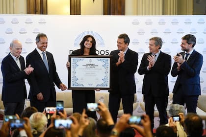 Gabriela Sabatini muestra su distinción en el Congreso flanqueada por Daniel Scioli y Sergio Massa; a la derecha, el flamante ministro de Turismo y Deportes de la Nación, Matías Lammens