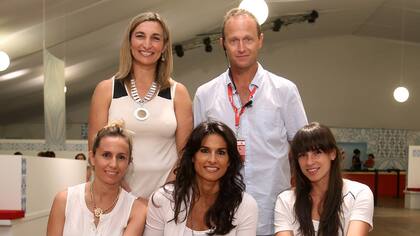 Gabriela Sabatini, rodeada de Mercedes Paz, Gisela Dulko, Paula Ormaechea y Martín Jaite