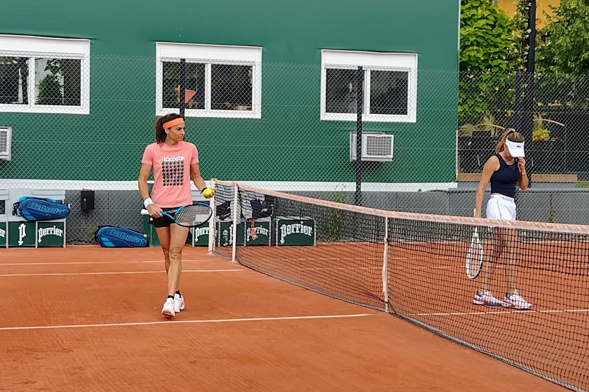 Gabriela Sabatini y Gisela Dulko, en una de las canchas del club Jean Bouin, durante una de las prácticas con miras a Roland Garros