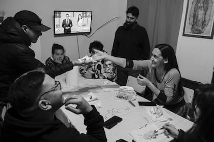 Gabriela sirve la torta. Ese día se está festejando el cumpleaños de Ismael, uno de los cuidadores.