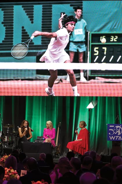 Gabriela, Tracy Austin y Chris McKendry en el escenario del Ziegfeld Ballroom. A sus espaldas, una pantalla gigante muestra imágenes de la final del US Open de 1990, cuando la argentina venció a Steffi Graf, una de sus eternas rivales.