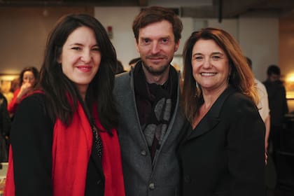Gabriela Urtiaga, directora de Artes Visuales del CCK, Martín Lucas, director de Señales de Contenidos Públicos de la Nación, y Mariana Povarché