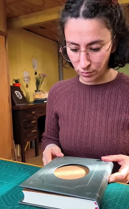 Gabriela vende entre 15 y 20 cuadernos por mes a clientes de distintas partes del mundo