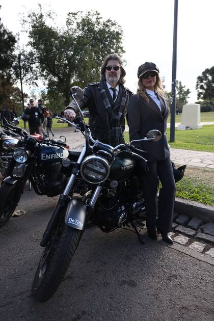 Gabriela y Marcelo en su Honda CB350