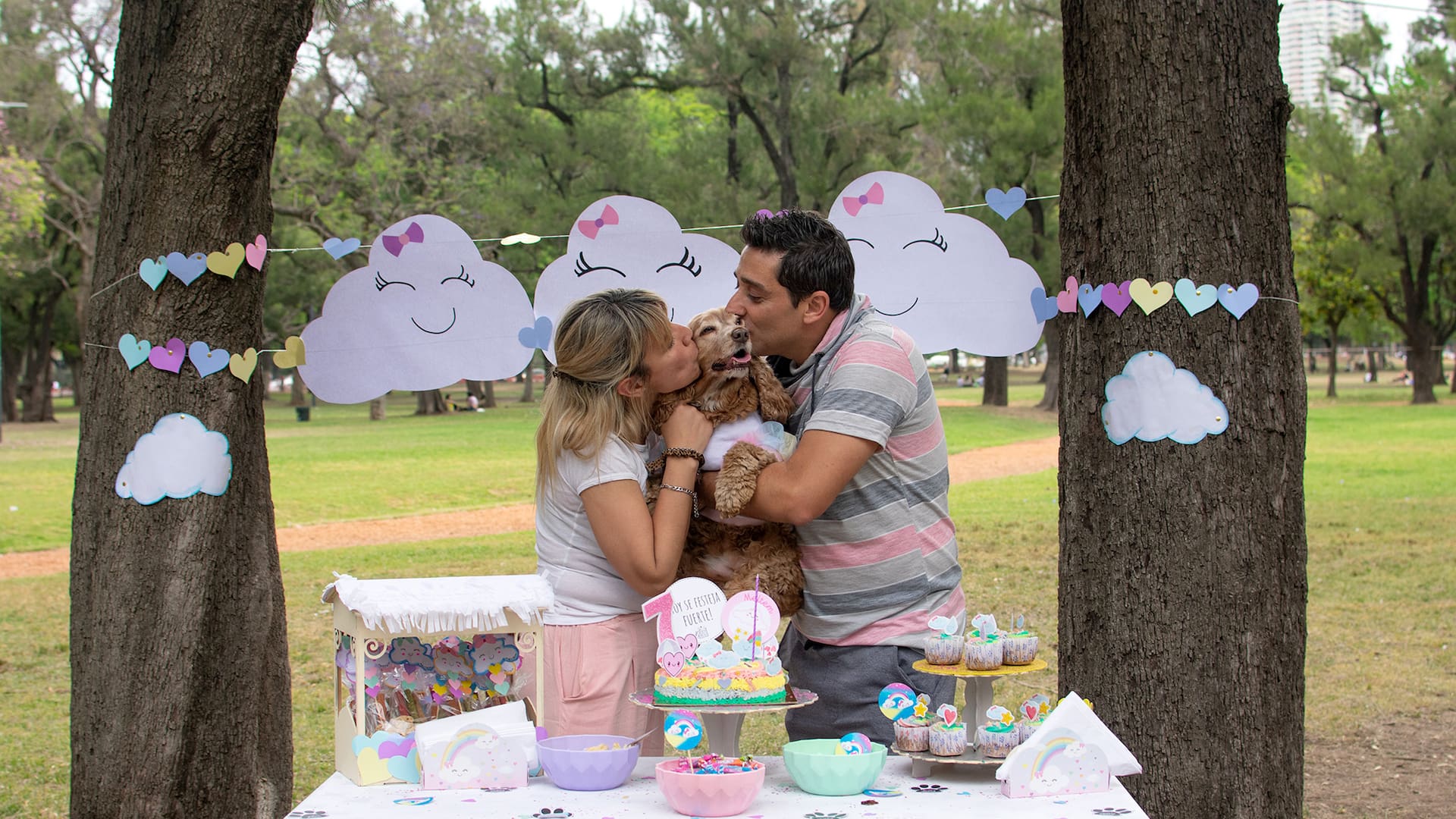 Gabriela y Matías se definen como “los papás de Meltem”, la cocker de 7 años que celebró su cumpleaños con torta, vestido y ambientación