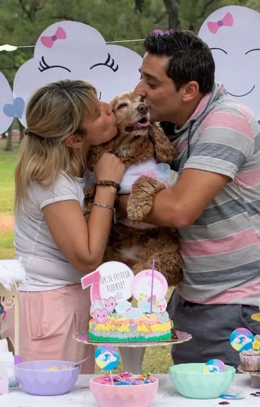Gabriela y Matías se definen como “los papás de Meltem”, la cocker de 7 años que celebró su cumpleaños con torta, vestido y ambientación