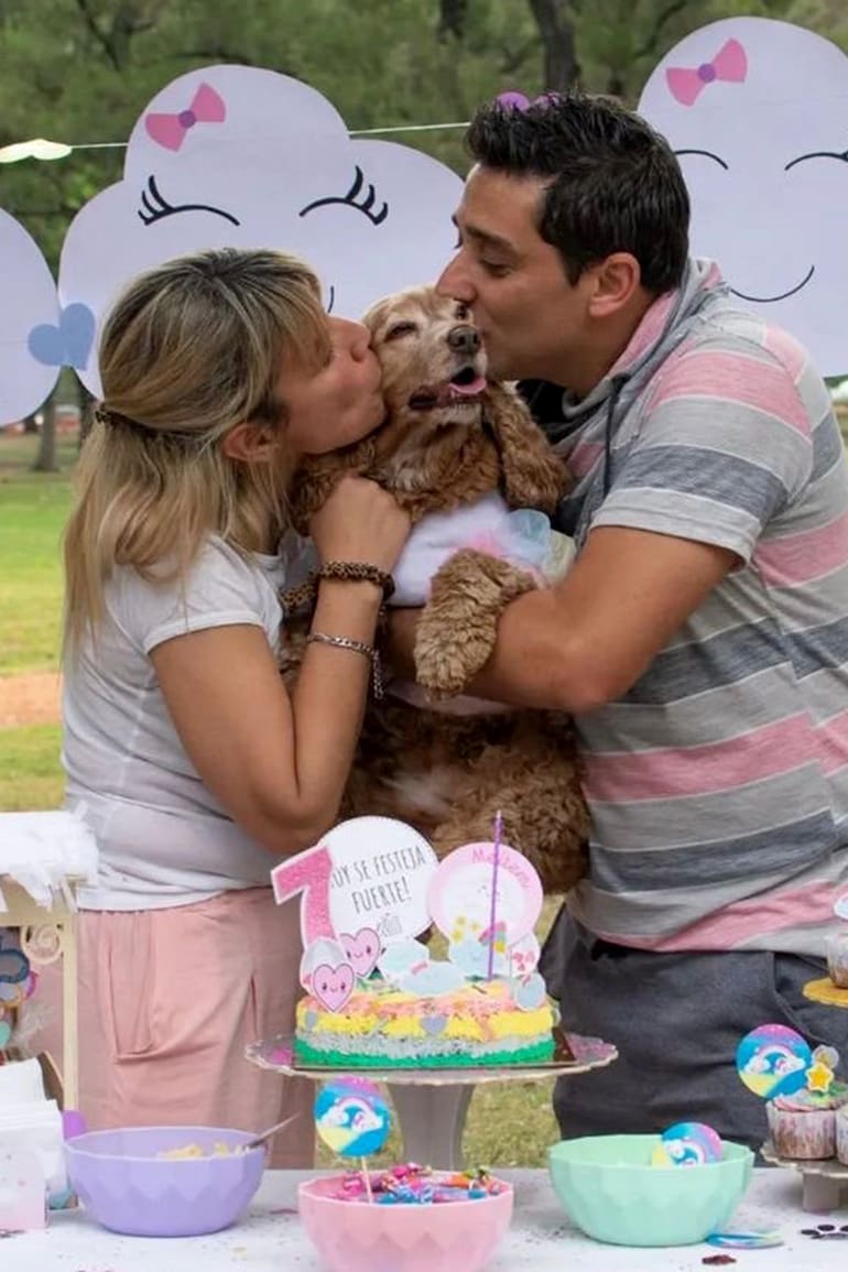 Gabriela y Matías se definen como “los papás de Meltem”, la cocker de 7 años que celebró su cumpleaños con torta, vestido y ambientación