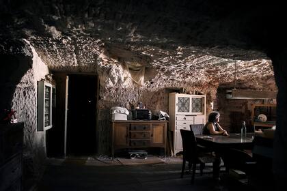 Gabriele Gouellain, una inmigrante alemana, espera en la cocina a que su marido regrese de la minería en Coober Pedy, pueblo situado al sur de Australia donde la mayoría de la población vive en casas subterráneas llamadas "dugouts" (2015)