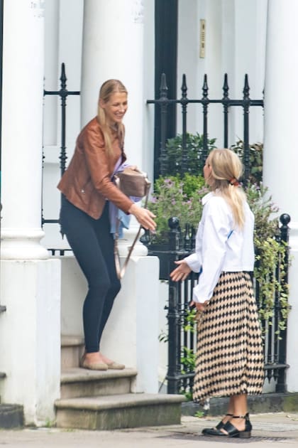 Gabriella sale de visitar una casa de Notting Hill –el mismo barrio en el que vivía con su marido– y saluda a la agente inmobiliaria a quien había esperado paciente, sentada en las escalinatas de la entrada.