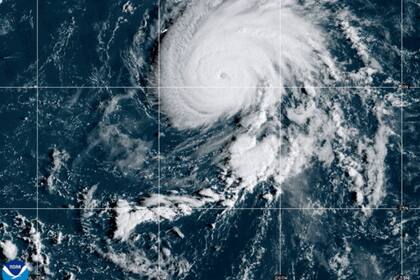 Gabrielle se intensifica rápidamente a huracán categoría 3 en el Atlántico, lejos de tierra firme