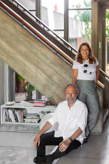 Gaby Candioti y su marido, Jorge Kicherer, que se especializó durante años a la arquitectura de la hospitalidad y hoy está dedicado al diseño y construcción de casas modulares transportables en Uruguay.