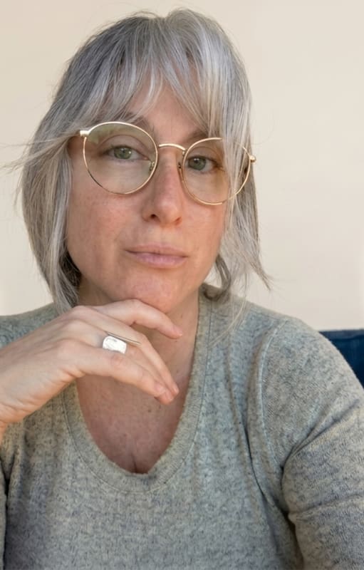 Gaby describe lo que sucede: "Con que pase una persona perfumada cerca, el humo de los autos, pasar por una vereda que estén baldeando, o la góndola del supermercado con productos de limpieza o perfumería, ya es terrorífico”.