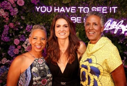Gaby posa entre las ex tenistas Katrina Adams y Leslie Allen.