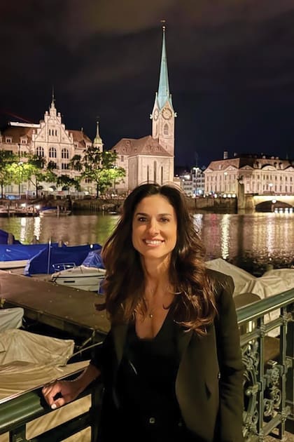 Gaby posa frente al rio
Limago y con la iglesia de
Fraumünster de fondo.